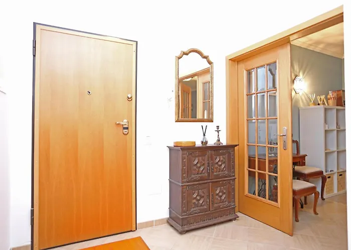 A32 - Lancemar Flat In